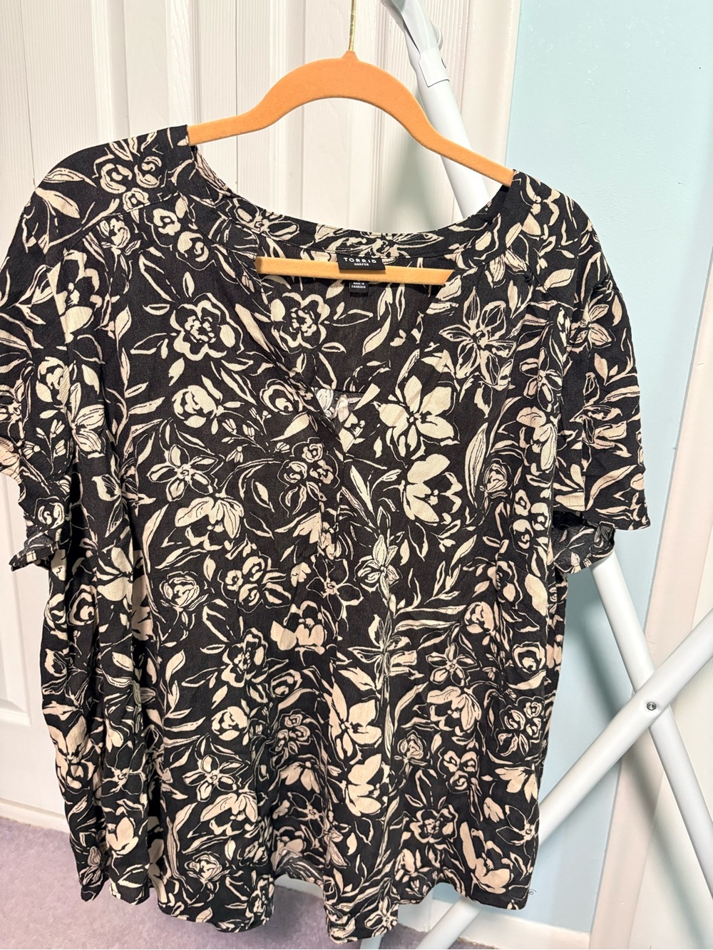 Torrid Black Floral Short Sleeve V-Neck Top Size 3x